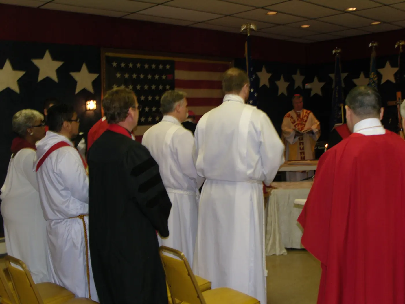Geistliche stehen vor dem Altar