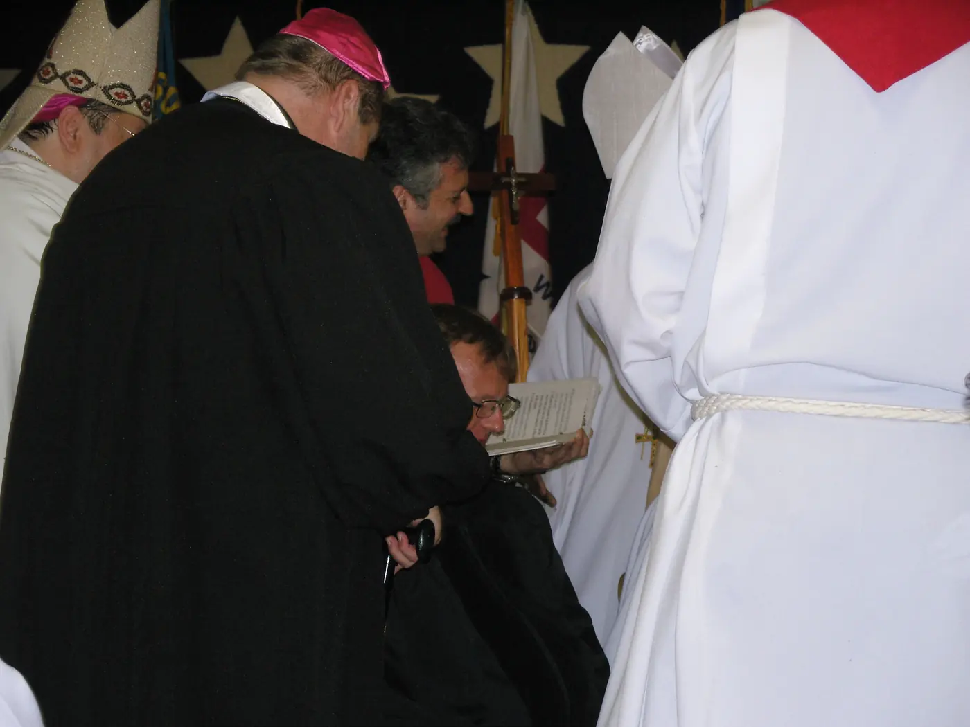 Der gewählte Bischof mit dem Buch des Ritus
