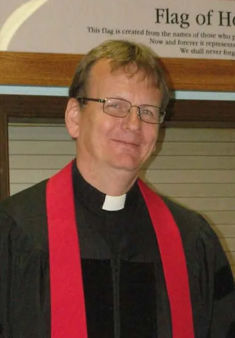Garland F. Byers, Jr., in akademischem Talar und roter Stola, vor dem Gottesdienst der Bischofsweihe